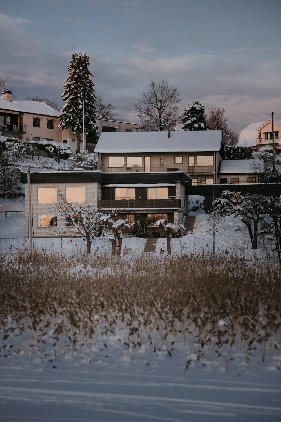Lakefront contemporary home